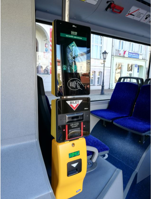 Nowe kasowniki w nowoczesnym autobusie oddanym do użytku w Wejherowie