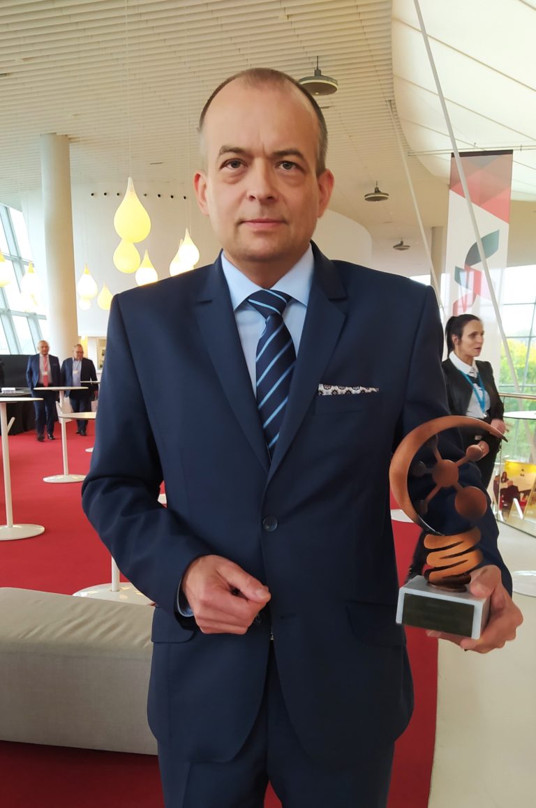 Marcin Stefański Prezes InnoBaltica ze statuetką  Polskiej Nagrody Innowacyjności