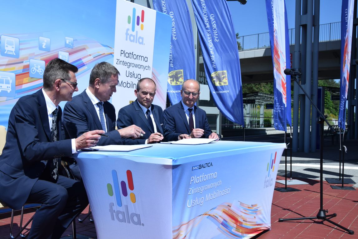 Zdjęcie z podpisania umowy na System FALA pomiędzy InnoBaltica Sp. z o.o. a Asseco Data Systems