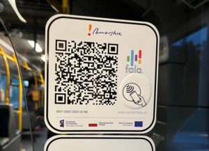 Specjalne naklejki z tagiem NFC można już zobaczyć m.in. w gdańskich autobusach